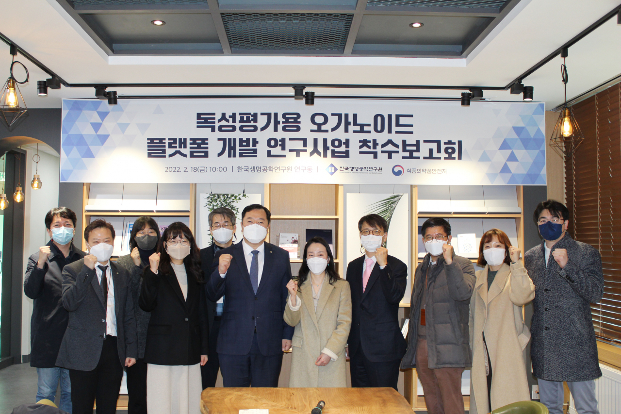 18일 열린 ʻ독성평가용 오가노이드 플랫폼 개발 연구실ʼ 현판식. 왼쪽부터 권석윤 한국생명공학연구원 부원장, 김장성 한국생명공학연구원 원장, 손명진 박사, 오재호 식약처 독성연구과 과장, 정기경 식약처 연구관, 이진희 식약처 주무관.[한국생명공학연구원 제공]