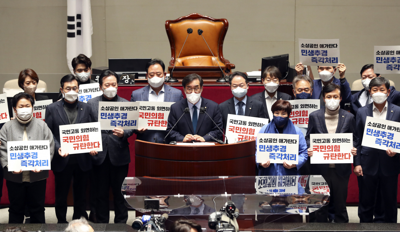 맹성규 간사를 비롯한 더불어민주당 국회 예결위원들이 18일 오후 서울 여의도 국회 예결위회의장에서 추경 처리 촉구 피켓을 들고 긴급 기자회견을 하고 있다. [이상섭 기자]