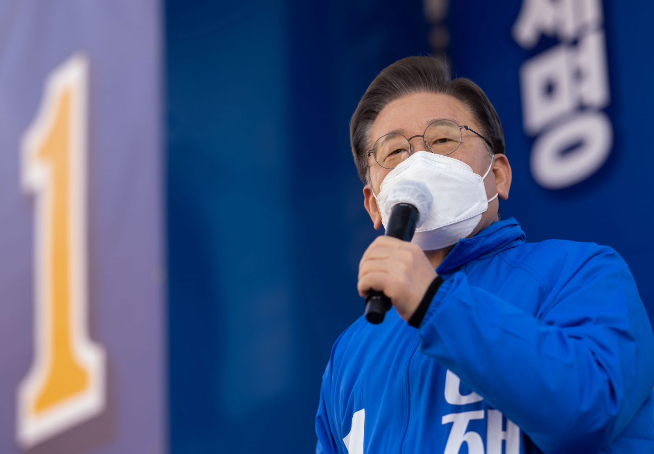 더불어민주당 이재명 대선후보가 18일 전남 목포시 평화광장에서 열린 '김대중 대통령님, 그립습니다' 목포 유세에서 지지를 호소하고 있다. 연합뉴스