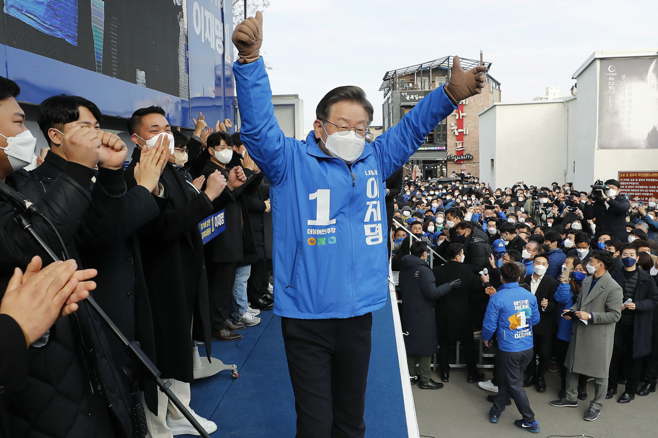 이재명 더불어민주당 “공공기관 지방이전 결재, 하루만에 다 끝내겠다” 이재명 대선후보가 18일 전남 나주시 금성관 정수루에서 열린 '호남의 중심 나주, 이재명과 함께 합니다' 나주 유세에서 지지자에게 인사하고 있다. [연합]