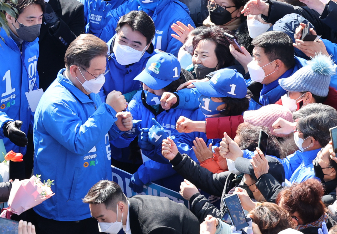 이재명 더불어민주당 대선후보가 18일 전남 목포시 평화광장에서 열린 '김대중 대통령님, 그립습니다' 목포 유세장에 도착, 지지자에게 인사하고 있다. [연합]