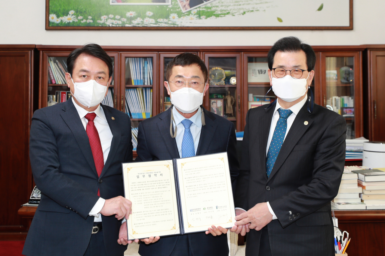 ‘방사광가속기 미래인재 양성사업’ 업무협약식. 왼쪽부터 김병우 충북도교육감, 신형식 한국기초과학지원연구원장, 이시종 충북도지사.[한국기초과학지원연구원 제공]