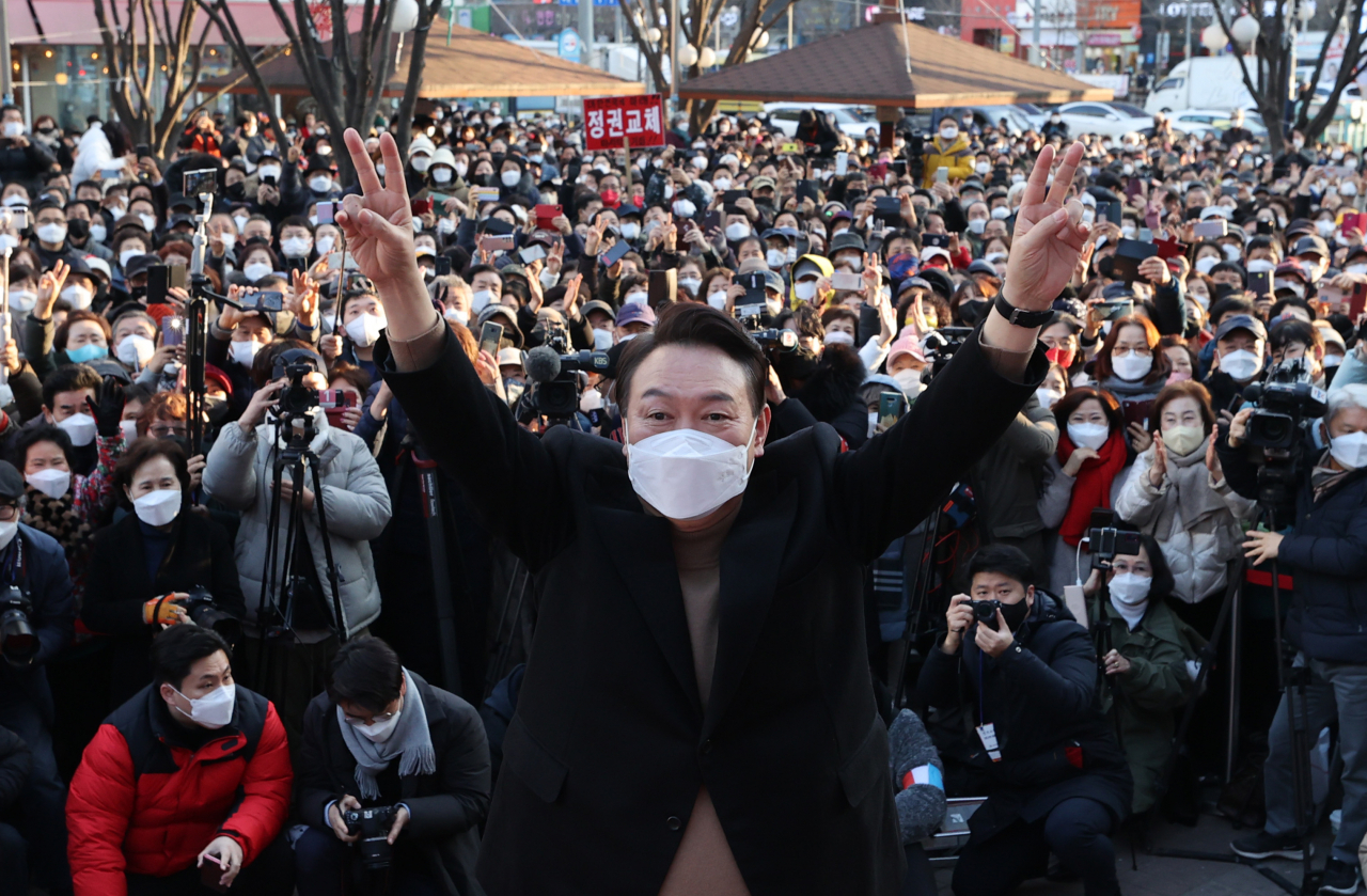 윤석열 국민의힘 대선 후보가 18일 대구 달성군 대실역 사거리에서 열린 유세에서 인사하고 있다. [연합]