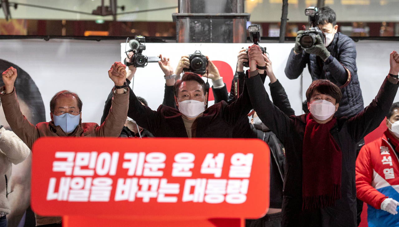 윤석열 국민의힘 대선후보가 18일 저녁 대구 중구 동성로에서 열린 유세에서 홍준표 선대본 상임고문·이준석 대표와 인사하고 있다. [연합]