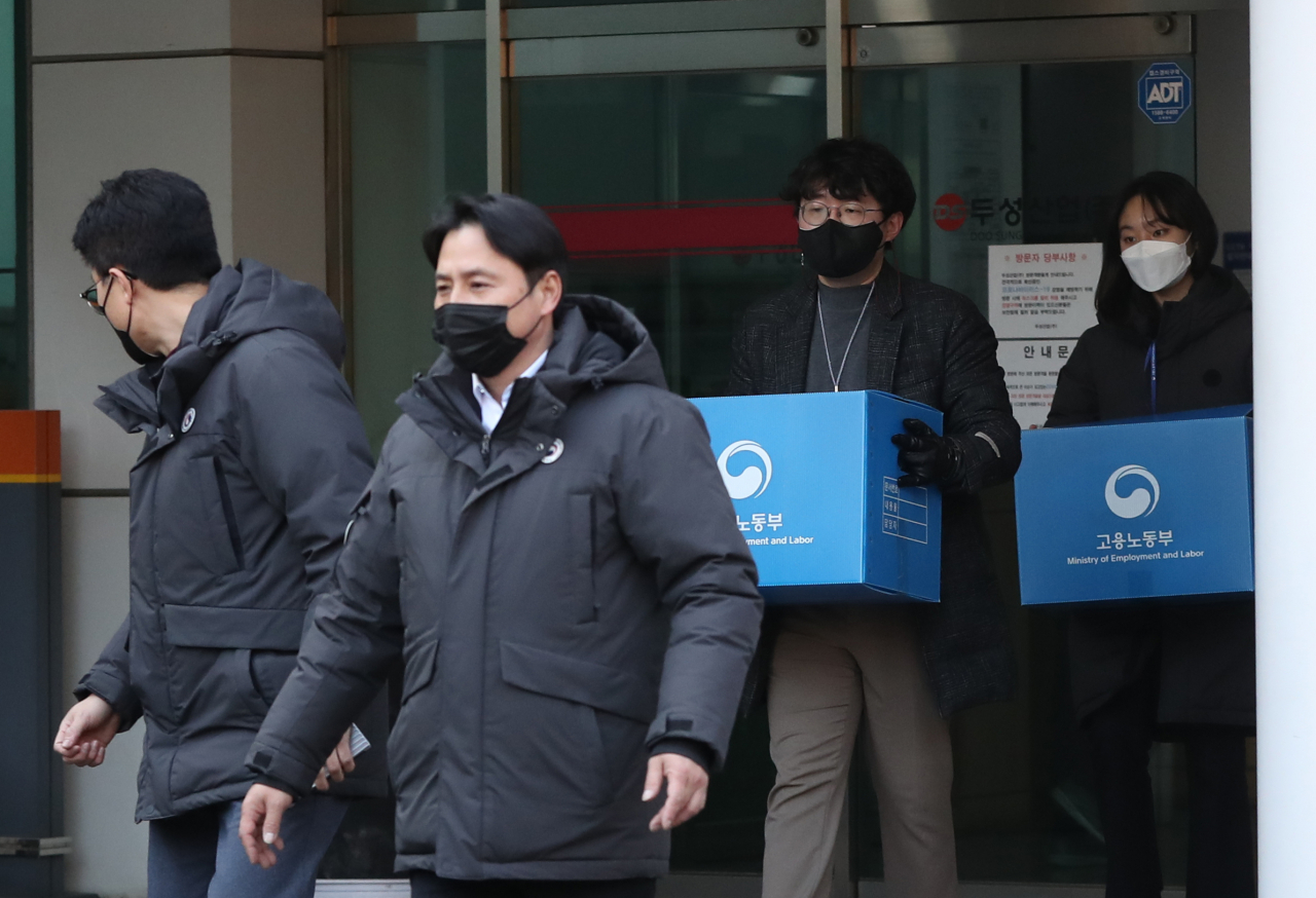 급성 중독으로 인한 직업성 질병자 16명이 발생한 것과 관련해 18일 노동부 부산지방고용노동청과 창원지청이 경남 창원시 의창구에 위치한 두성산업에 대해 압수수색했다. 두성산업 급성 중독은 중대재해처벌법 시행 후 처음 확인된 직업성 질병에 의한 중대 산업재해다. 사진은 노동부 직원이 압수품을 옮기는 모습. [연합]