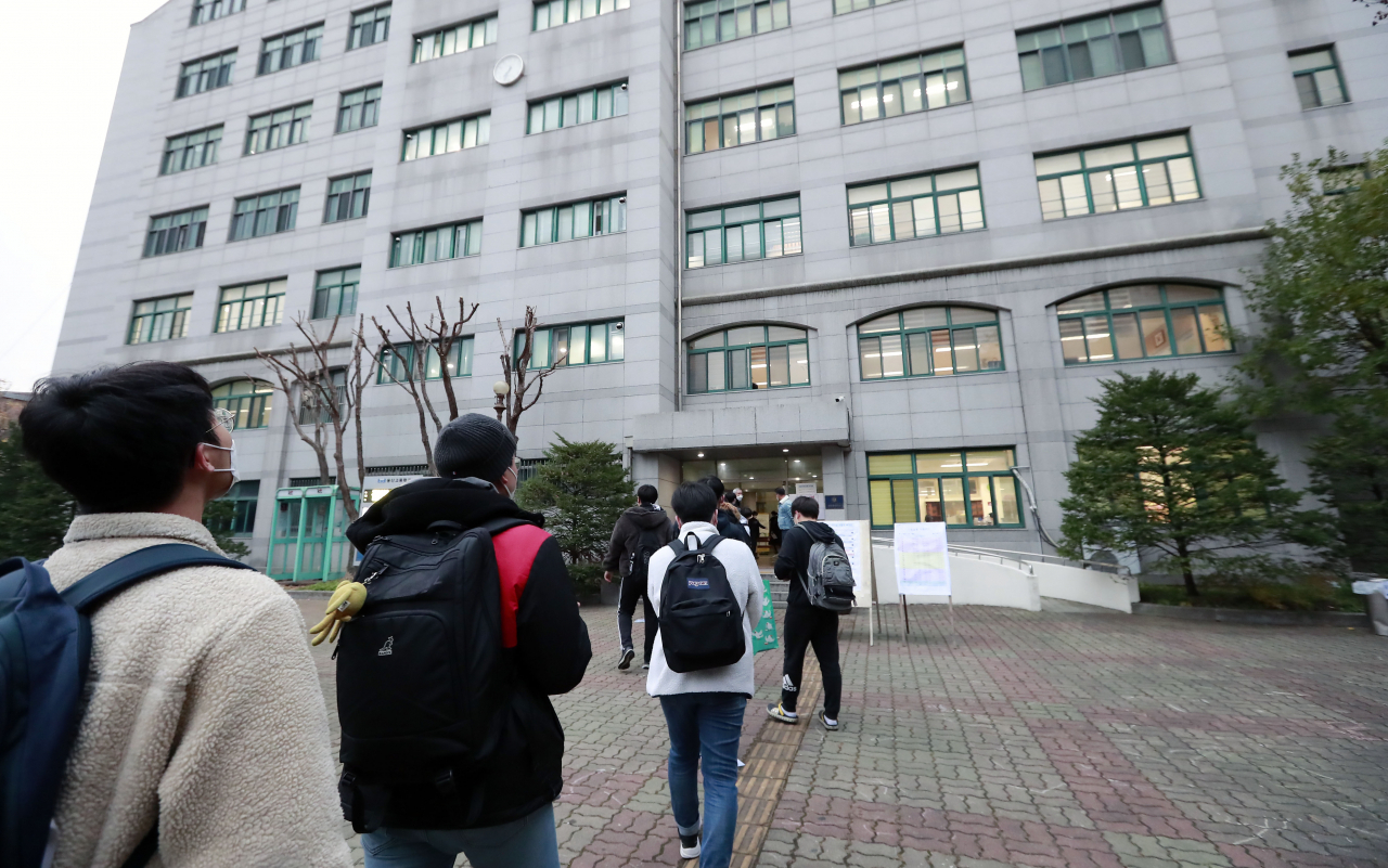 2022학년 대학수학능력시험(수능) 날인 18일 서울 용산고등학교에서 시험을 치르는 수험생들이 고사장으로 들어가고 있다. [연합]