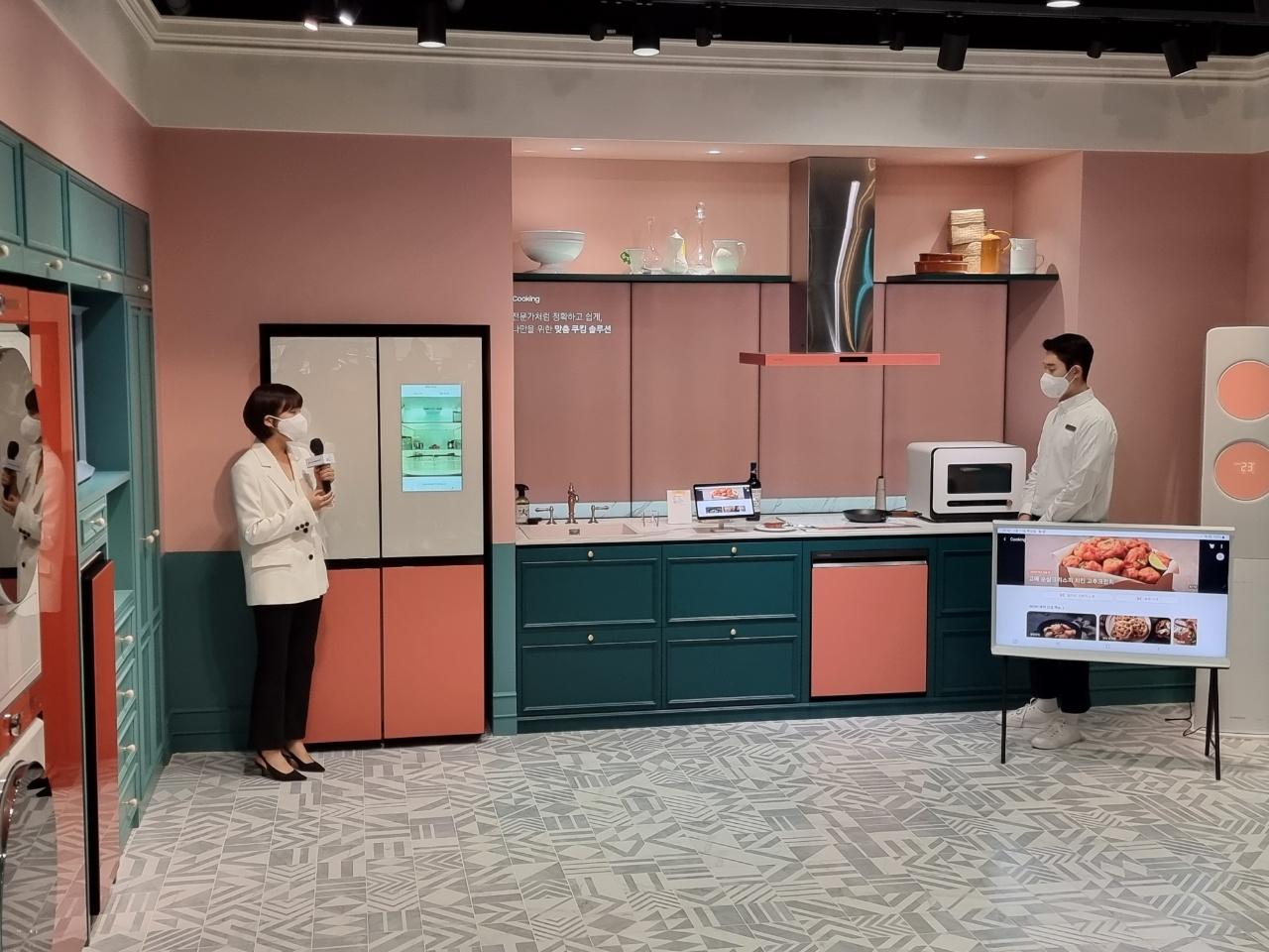 지난 17일 서울 강남구 삼성 디지털프라자 강남본점에서 삼성전자가 ‘비욘드 비스포크’를 주제로 ‘비스포크 홈’ 신제품을 공개하는 자리에서 ‘스마트싱스 홈 라이프’ 서비스를 활용한 요리 과정을 설명하는 모습. [김지헌 기자]