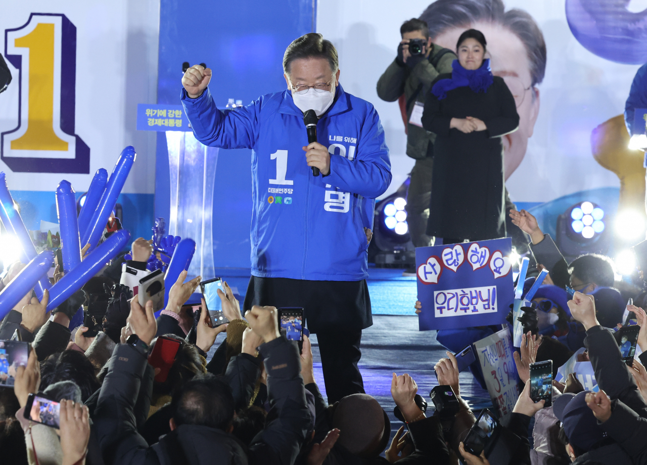 더불어민주당 이재명 대선후보가 18일 광주시 동구 금남로 광주 5·18 민주광장에서 열린 광주 정신으로 미래를 열어주십시오' 광주 집중유세에서 지지를 호소하고 있다. 연합뉴스
