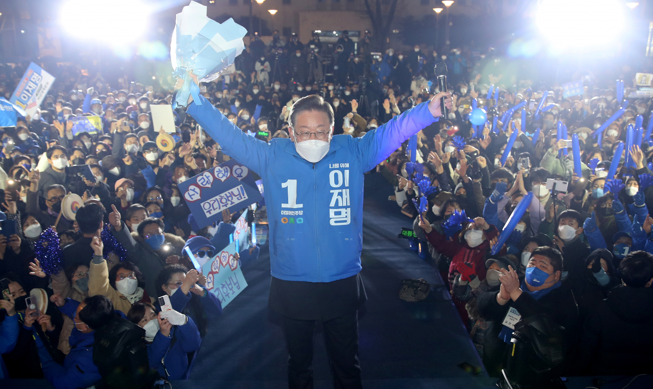 더불어민주당 이재명 대선 후보가 지난 18일 저녁 광주 5·18민주광장에서 열린 '광주 정신으로 미래를 열어주십시오' 집중유세에서 지지자와 시민들에게 인사하고 있다. [연합]