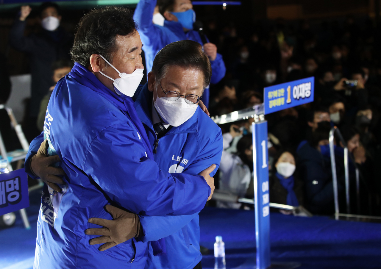 더불어민주당 이재명 대선 후보가 18일 저녁 광주 5·18민주광장에서 열린 '광주 정 신으로 미래를 열어주십시오' 집중유세에서 이낙연 총괄선대위원장과 포옹하고 있다. 연합뉴스