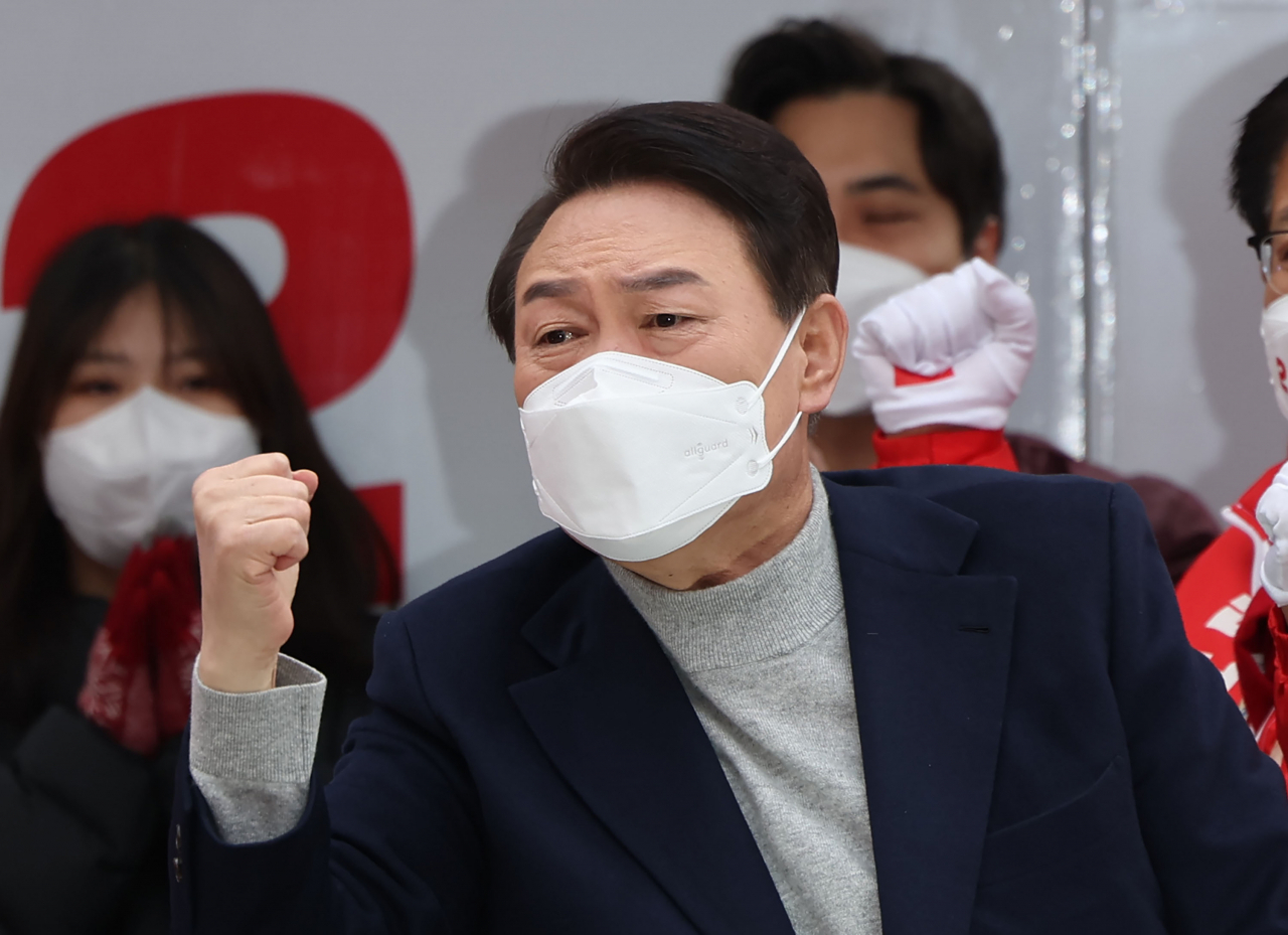 윤석열 국민의힘 대선후보가 19일 오전 울산 롯데백화점 울산점 앞에서 유세를 하며 어퍼컷 세리머니를 하고 있다. [연합]