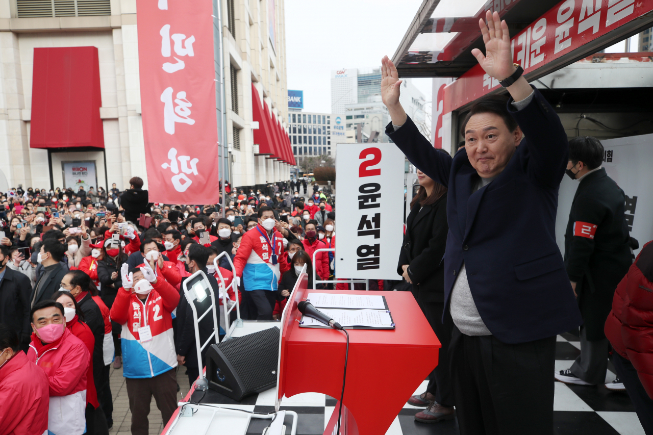 윤석열 국민의힘 대선후보가 19일 오전 울산 롯데백화점 울산점 앞에서 열린 유세에서 지지자들에게 인사하고 있다. [연합]