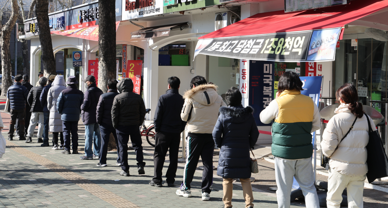 올 1월28일 노원구 한 로또 판매점에 시민들이 줄지어 서 있다. [연합]
