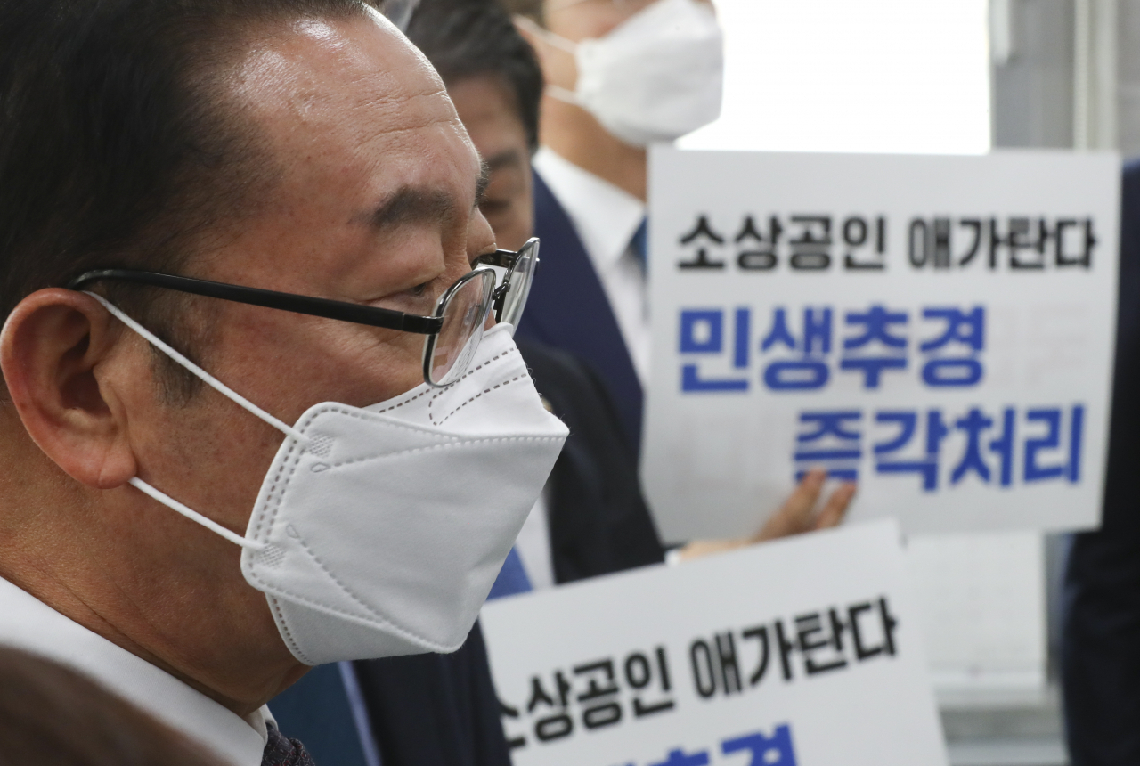 이종배 국회 예산결산특별위원회 위원장이 18일 서울 여의도 국회 예결위 위원장실에서 맹성규 간사를 비롯한 더불어민주당 예결위원들이 예결위 전체회의 속개를 촉구하자 발언을 하고 있다. [연합]