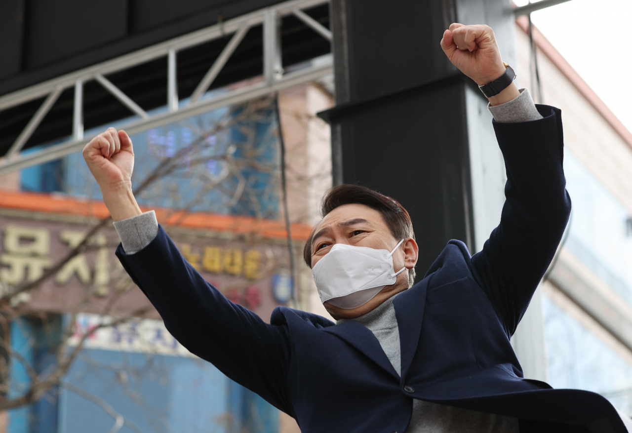 윤석열 국민의힘 대선 후보가 19일 오전 경남 양산시 이마트 양산점 인근에서 열린 유세에서 '어퍼컷 세리머니'를 하고 있다. [연합]