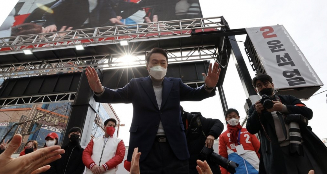 윤석열 국민의힘 대선 후보가 19일 오전 경남 양산시 이마트 양산점 인근에서 열린 유세에서 지지자들에게 인사하고 있다. [연합]
