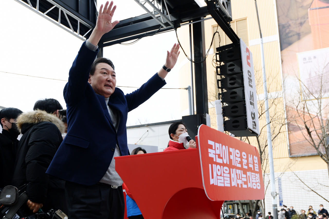 윤석열 국민의힘 대선후보가 19일 오전 경남 양산시 이마트 양산점 인근에서 열린 유세에서 인사하고 있다. [연합]