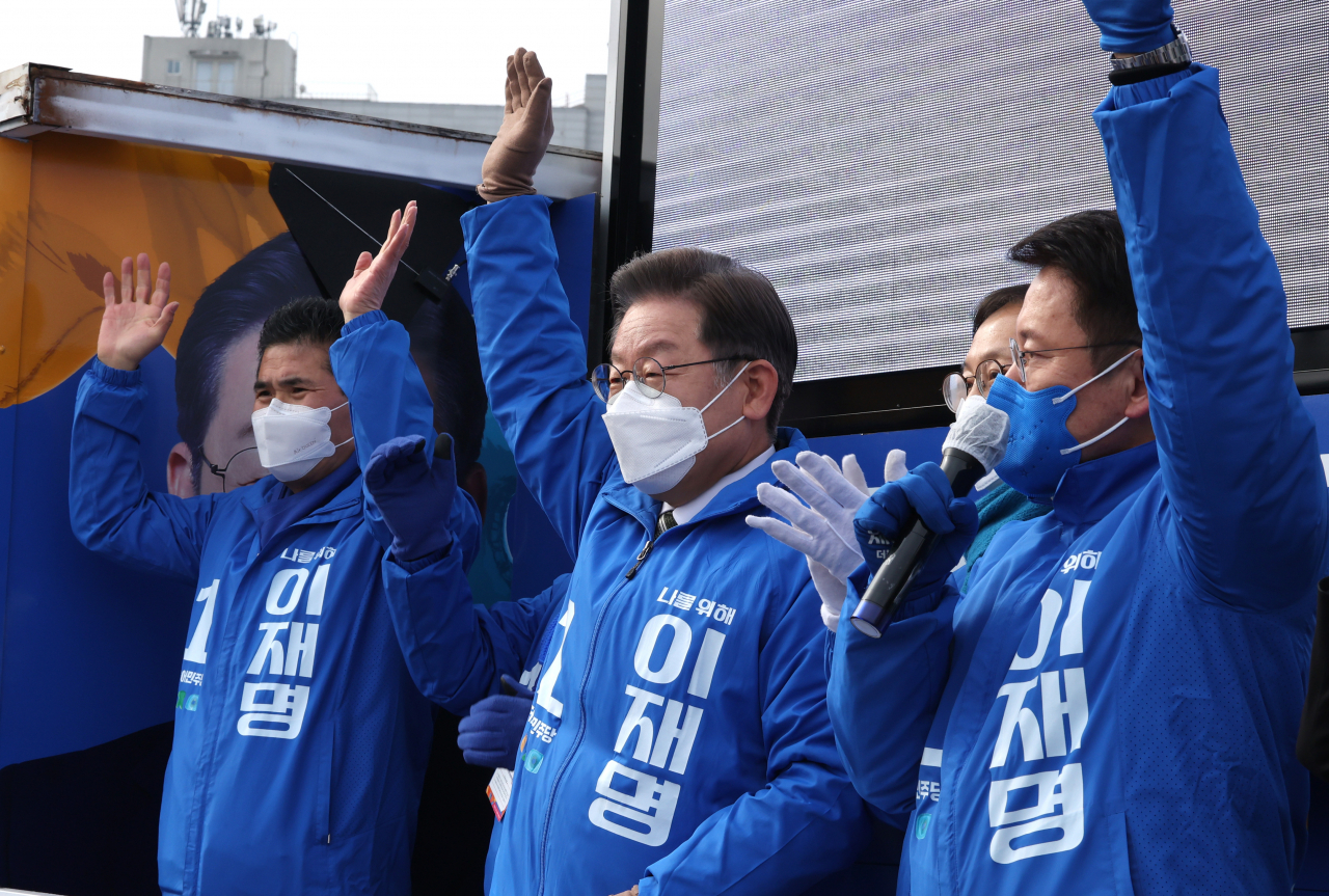 더불어민주당 이재명 대선후보가 19일 전북 익산시 익산역에서 열린 '익산에서 시작하는 전북 대전환!'익산 유세에서 지지자에게 인사하고 있다. [연합]