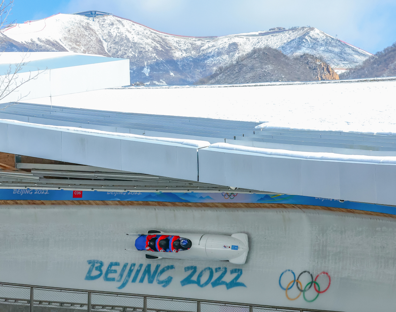 19일 중국 베이징 옌칭 국립 슬라이딩 센터에서 열린 2022 베이징동계올림픽 남자 봅슬레이 4인승 2차 시기에서 러시아올림픽위원회 로스티슬라프 가이추케비치 팀이 탄 썰매가 코스를 내려오고 있다. [연합]