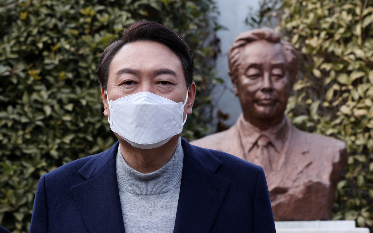 윤석열 국민의힘 대선 후보가 19일 오후 경남 거제시 장목면 김영삼 전 대통령의 생가를 둘러본 뒤 소회를 밝히고 있다. [연합]