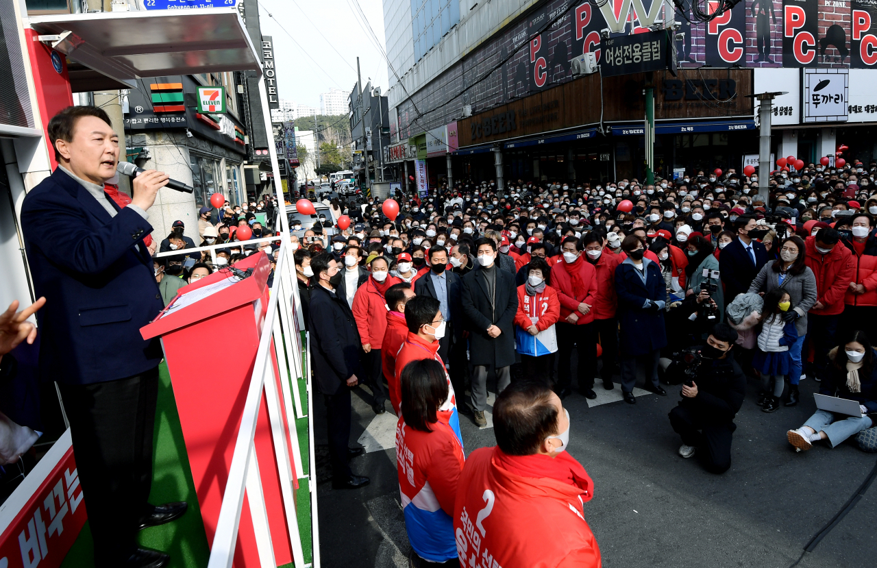 윤석열 국민의힘 대선후보가 19일 오후 경남 거제시 고현로 거리에서 유세하고 있다. [연합]