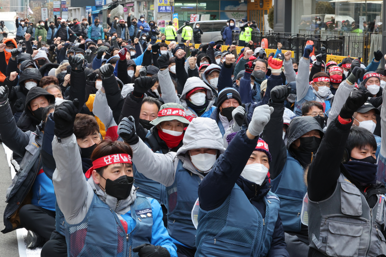 택배 노동자들이 CJ대한통운 본사 점거농성을 지지하지 않는 국민의힘과 윤석열 대선 후보를 규탄하기 위해 19일 오후 서울 여의도 국민의힘 당사 앞에서 집회를 하고 있다. [연합뉴스]