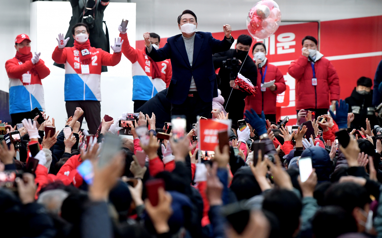 윤석열 국민의힘 대선후보가 19일 오후 경남 진주시 광미사거리에서 유세하고 있다. [연합]