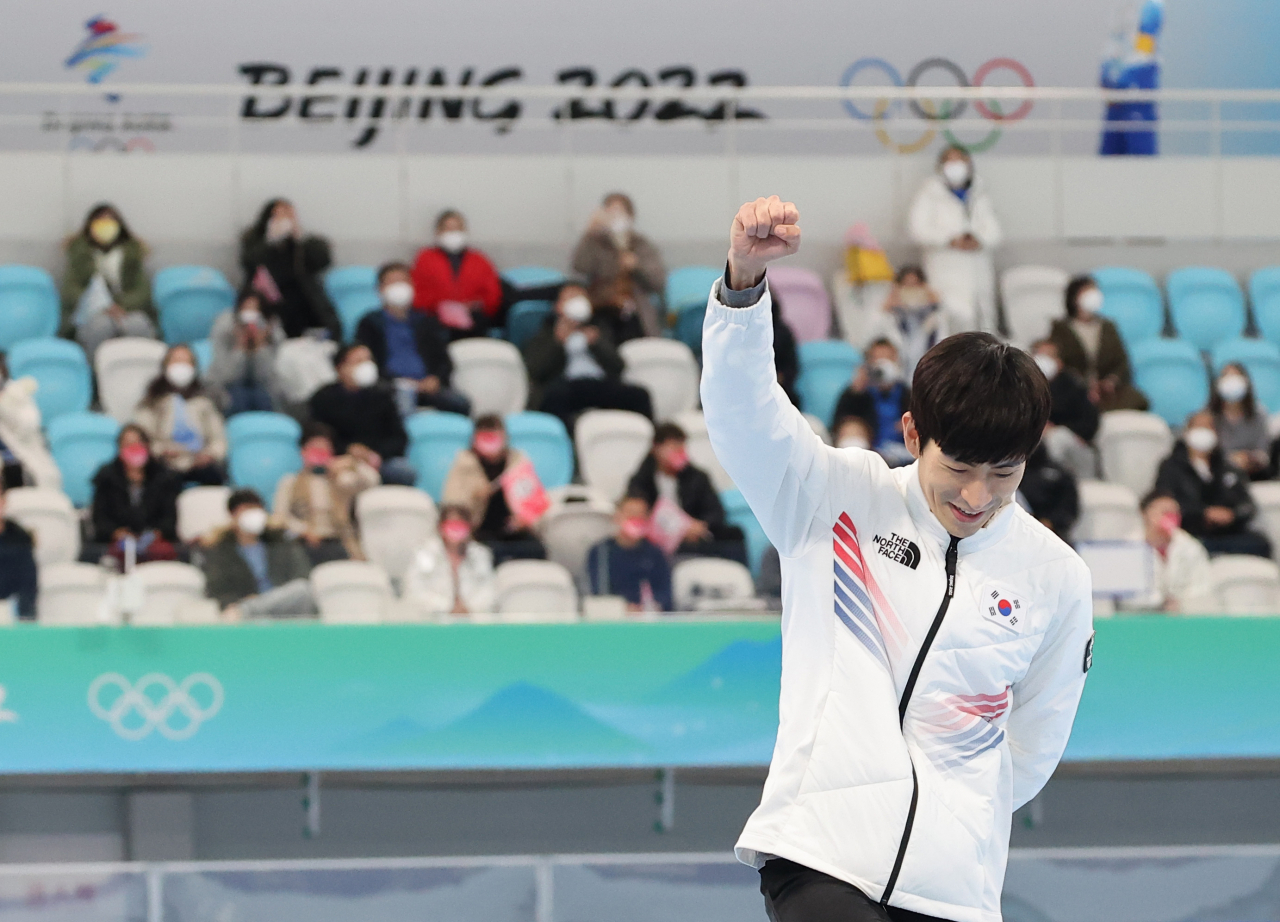 이승훈이 19일 중국 베이징 국립 스피드스케이팅 경기장(오벌)에서 열린 2022 베이징 동계올림픽 스피드스케이팅 남자 매스스타트 결승에서 동메달을 획득한후 플라워 세리머니를 하며 기뻐하고 있다. [연합]