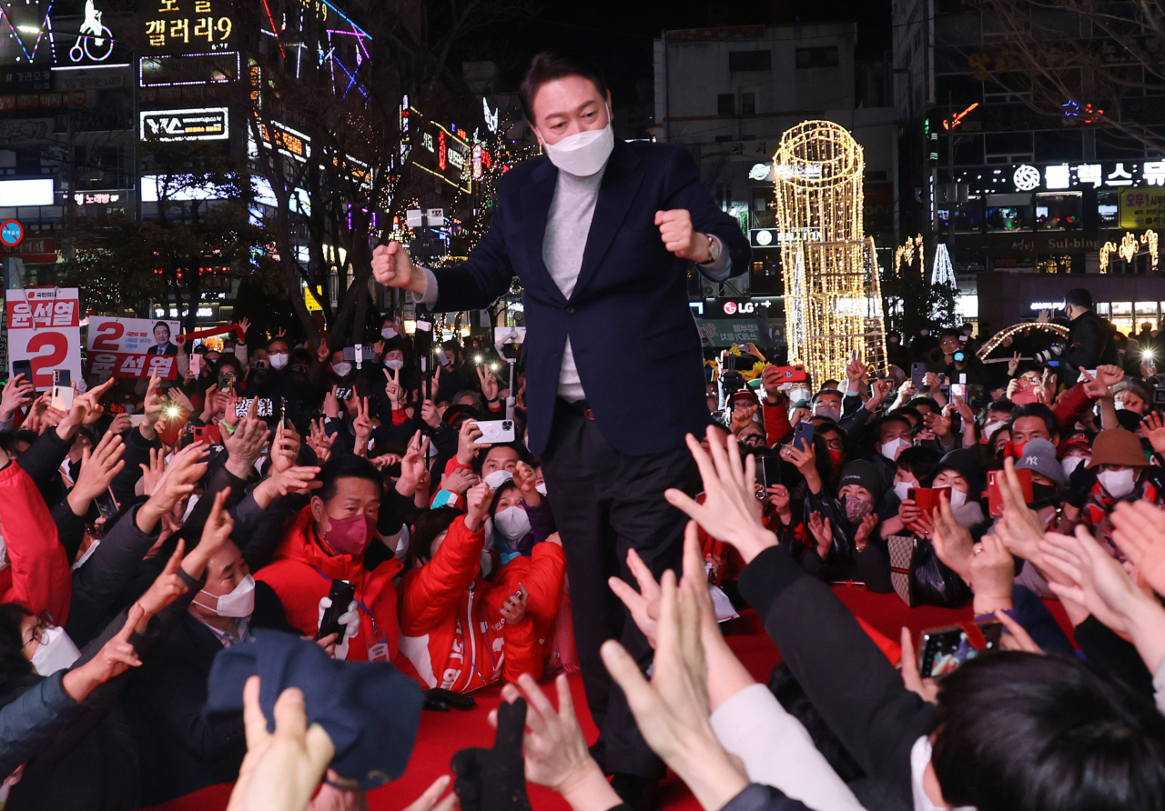 윤석열 국민의힘 대선후보가 19일 오후 경남 창원시 상남분수 광장에서 유세하고 있다. [연합]