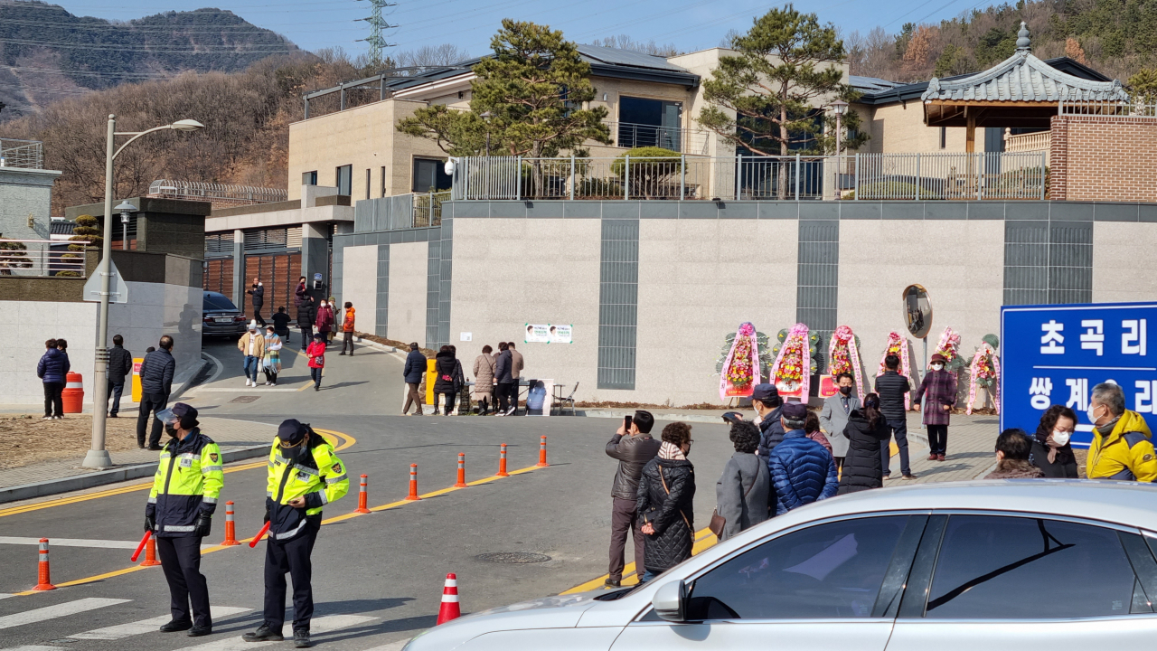 19일 오후 박근혜 전 대통령이 퇴원 후 거주하게 될 대구 달성군 유가읍 쌍계리 사저를 보기 위한 사람들 발길이 이어지고 있다.[사진=김병진 기자]