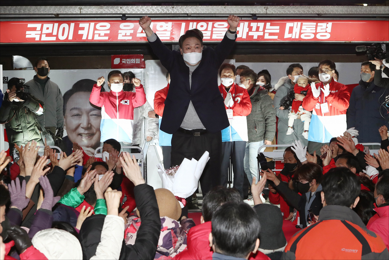 윤석열 국민의힘 대선 후보가 19일 오후 경남 창원시 상남분수 광장에서 열린 유세에서 지지자들에게 인사하고 있다. [연합]