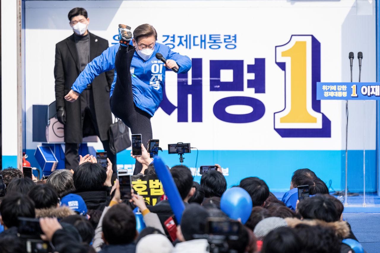 더불어민주당 이재명 대선후보가 19일 전북 전주시 전북대학교 앞에서 열린 '새로운 전북의 미래, 균형발전의 중심 전북!'전주 집중 유세에서 코로나를 날려버리는 '부스터 슛' 세리머니를 하고있다. [연합]