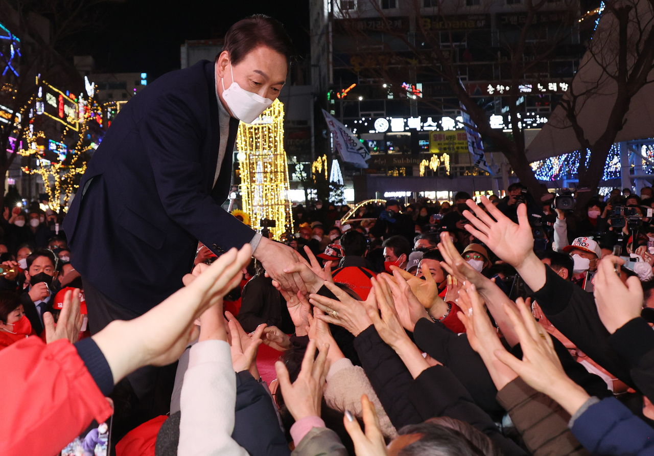 윤석열 국민의힘 대선 후보가 19일 오후 경남 창원시 상남분수 광장에서 유세하며 지지자들과 인사하고 있다. [연합]
