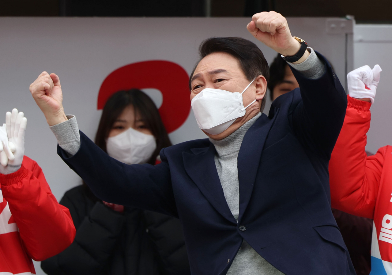 윤석열 국민의힘 대선 후보가 19일 오전 울산 롯데백화점 울산점 앞에서 유세를 하며 어퍼컷 세리머니를 하고 있다. [연합]