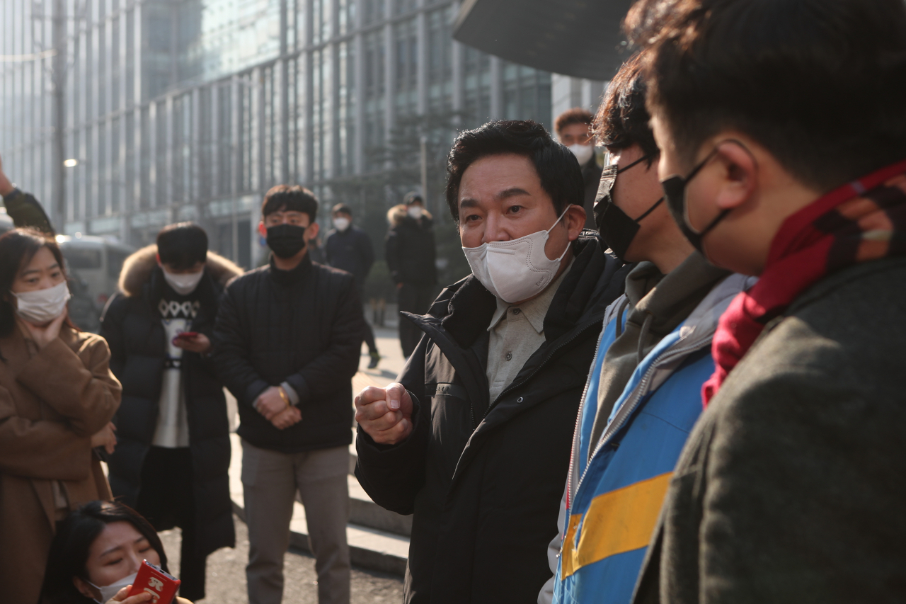 원희룡 국민의힘 정책본부장이 11일 서울 중구 CJ대한통운 본사 앞에서 CJ대한통운 택배노조 파업 관련 비노조 연합 시위현장을 찾아 발언하고 있다. [연합]