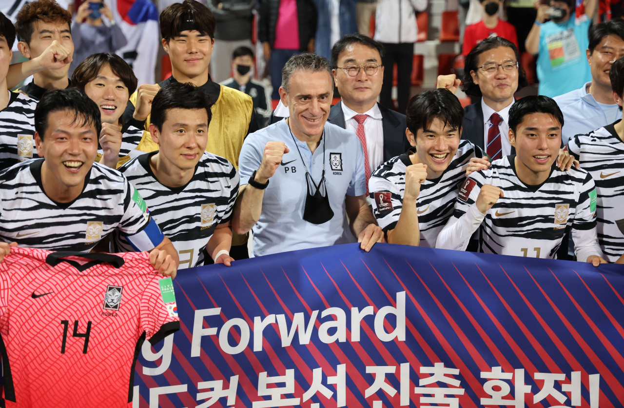 지난 1일 시리아의 경기에서 승리하며 10회 연속 및 통산 11번째 월드컵 본선 진출을 확정한 대한민국 축구대표팀이 환호하고 있다. 대표팀은 조편성에 유리한 고지를 점령하기 위해 남은 두 경기에서도 최선을 다할 계획이다. [연합]