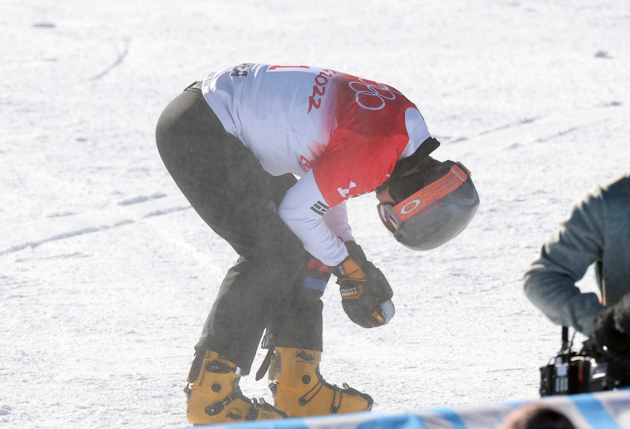Lee Sang-ho of South Korea reacts to his loss to Victor Wild of the Russian Olympic Committee in the quarterfinals of the men's parallel giant slalom snowboard event at the Beijing Winter Olympics at Genting Snow Park P & X Stadium in Zhangjiakou, some 180 kilometers northwest of Beijing, on Feb. 8, 2022. (Yonhap)