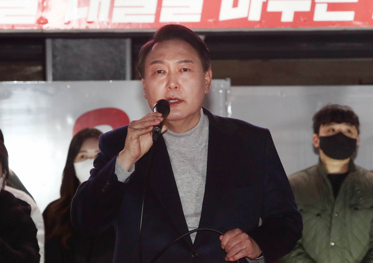 국민의힘 윤석열 대선 후보가 19일 오후 경남 창원시 상남분수 광장에서 열린 유세에서 연설하고 있다. [연합]