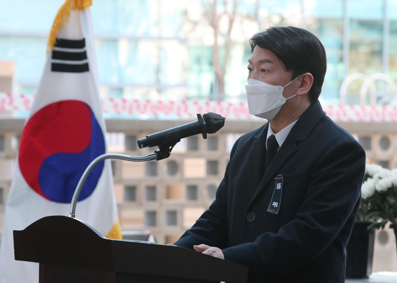 국민의당 안철수 대선 후보가 18일 오전 충남 천안 단국대병원에서 열린 손평오 논산·계룡·금산 지역선대위원장 영결식에서 추모사를 하고 있다. [연합]