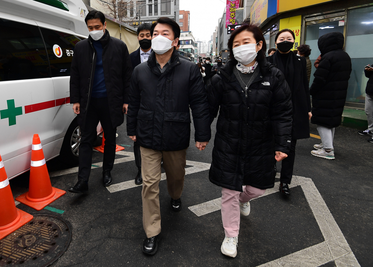 선거전을 재개한 안철수 국민의당 대선 후보와 부인 김미경 교수가 19일 오전 코로나19 검체 채취 의료 자원봉사를 하기 위해 서울 중구보건소 선별진료소에 들어서고 있다. [연합]