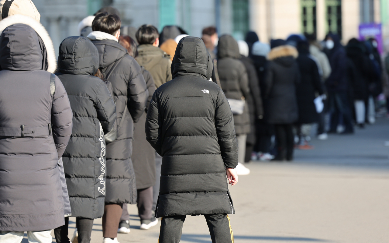 20일 오전 서울역 임시선별검사소에서 시민들이 코로나19 검사를 받기 위해 줄을 서 있다. 중앙방역대책본부는 이날 0시 기준으로 신규 확진자가 10만4829명 늘어 누적 196만2837명으로 집계됐다고 밝혔다. [연합]
