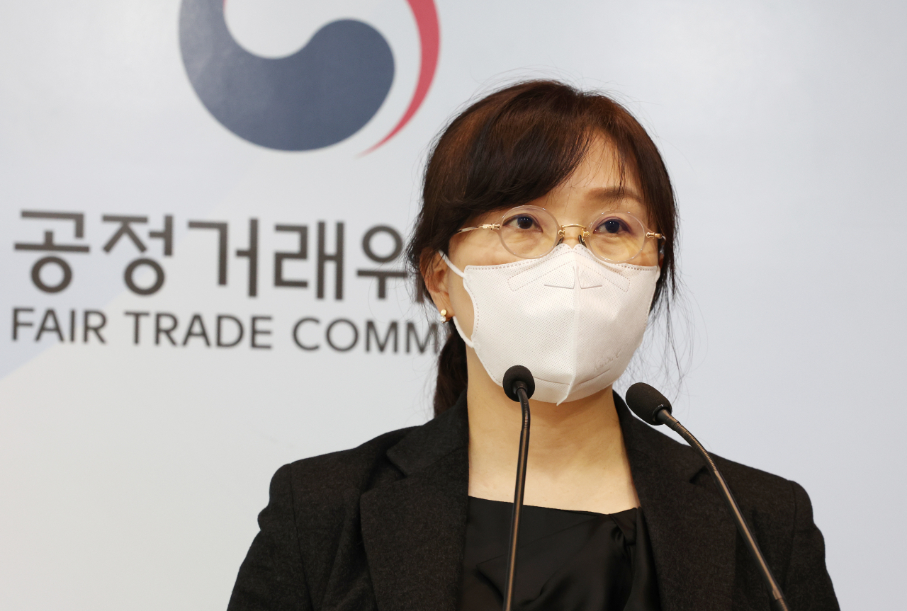 김동명 공정거래위원회 서울사무소 소비자과장이 지난 18일 세종시 정부세종청사에서 에듀윌의 부당한 광고 행위 제재와 관련해 브리핑하고 있다. 김 과장은 브리핑에서 공인중개사 외 각종 자격증, 공무원, 취업 시험 준비를 위한 온라인 교육 서비스를 제공하는 사업자인 에듀윌은 모든 분야, 모든 연도의 시험에서 합격자 수 1위인 것처럼 광고했다며 시정명령과 과징금 2억8600만 원을 부과하기로 했다고 설명했다. [연합]