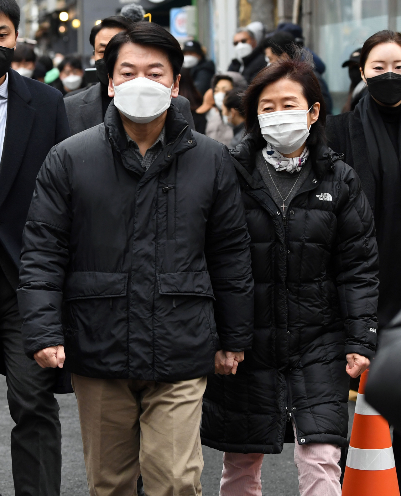 선거전을 재개한 국민의당 안철수 대선 후보와 부인 김미경 교수가 19일 오전 코로나19 검체 채취 의료 자원봉사를 하기 위해 서울 중구보건소 선별진료소에 들어서고 있다. [연합]