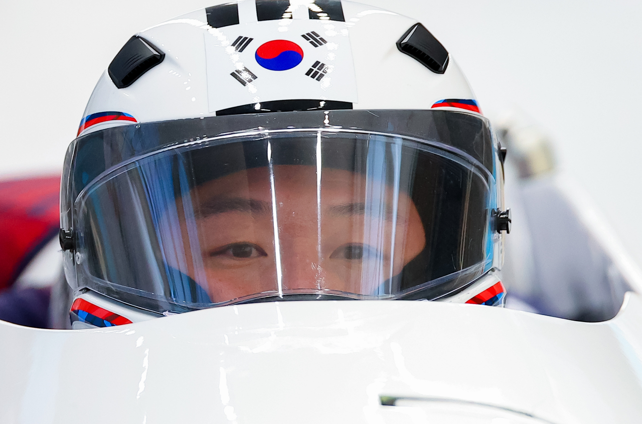 19일 중국 베이징 옌칭 국립 슬라이딩 센터에서 열린 2022 베이징동계올림픽 남자 봅슬레이 4인승 1차 시기에서 원윤종이 출발 후 썰매를 조정하고 있다. [연합]