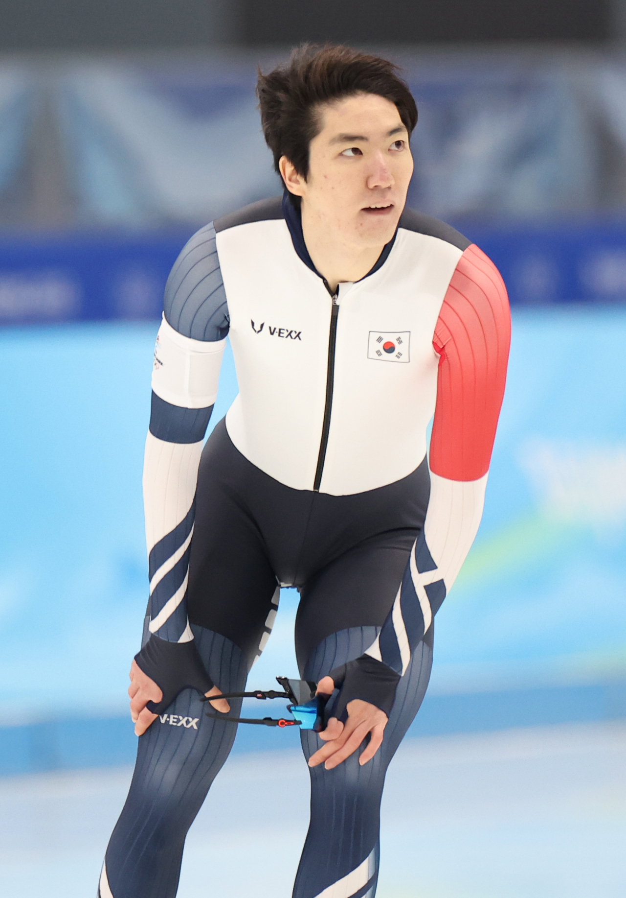 18일 중국 베이징 국립 스피드 스케이팅 경기장(오벌)에서 열린 2022 베이징 동계올림픽 스피드스케이팅 남자 1000m에 출전한 차민규가 경기 후 기록을 확인하고 있다. [연합]