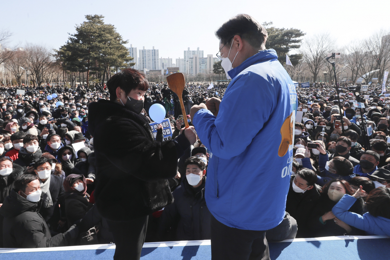 이재명 더불어민주당 대선후보가 20일 경기 안양시 안양중앙공원에서 열린 거리 유세에서 무대에 올라있다. [연합]
