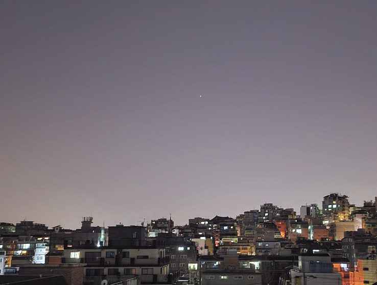 갤럭시S22울트라 야간 모드 촬영 사진. 어두운 밤에도 새벽처럼 밝게 찍혔다. 박지영 기자