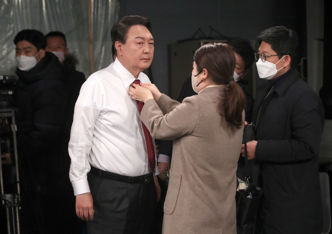 윤석열 국민의힘 대선후보가 20일 방송광고 촬영을 위해 서울 중구 한 방송사에서 방송광고 촬영을 위한 준비를 하고 있다. 윤 후보는 이날 공개 일정을 잡지 않고 방송 광고 촬영과 토론 준비에 들어갔다. [연합]