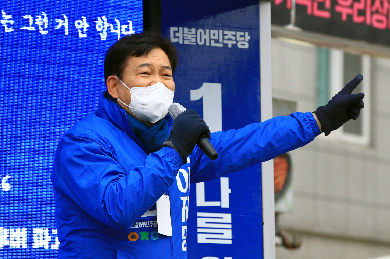 강원도를 방문 중인 송영길 더불어민주당 대표가 19일 오전 속초관광수산시장에서 이재명 대선 후보 지지를 호소하고 있다. [연합]