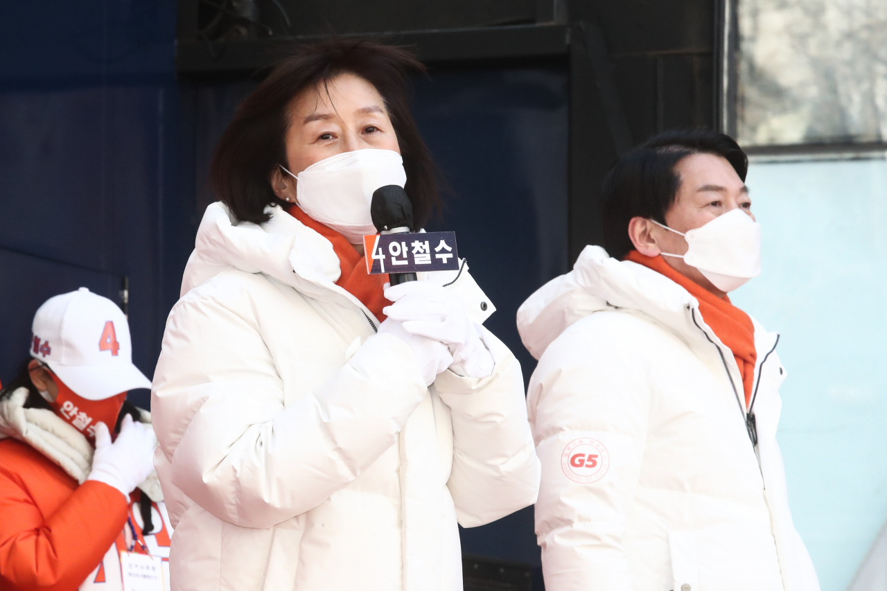 안철수 국민의당 대선후보 부인 김미경씨가 20일 서울 마포구 홍대거리에서 열린 유세에서 지원 유세를 하고 있다. [연합]